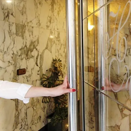 America Hotel 2*